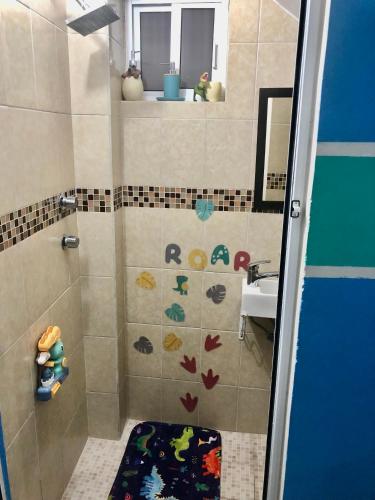 a bathroom with a shower and a sink at Departamento Céntrico, acogedor, comodo, pequeño in Orizaba