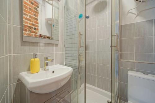une salle de bain avec un lavabo et une douche dans l'établissement Doorman Best Studio in 12th, à Paris