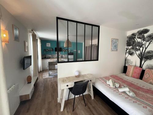 Postel nebo postele na pokoji v ubytování STUDIO IBIZA - HYPER CENTRE LORIENT