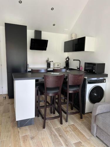 une cuisine avec une table et des chaises dans une pièce dans l'établissement madeline house's, à Mindin