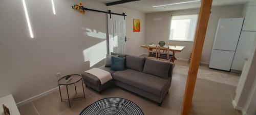a living room with a couch and a table at Casa do Castelo in Gafanha da Nazaré