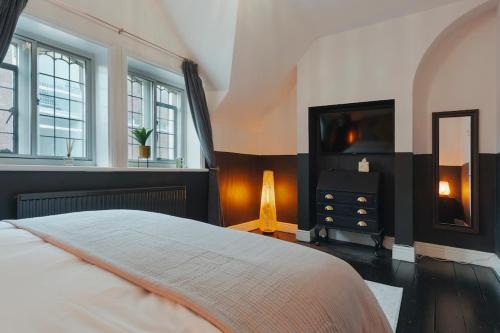 Postel nebo postele na pokoji v ubytování In the Heart of Chester, Historical & Stylish