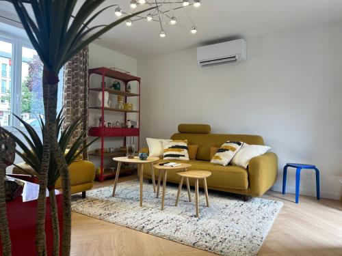 un salon avec un canapé et une table dans l'établissement Charmant Studio à Étampes, Netflix, à Étampes