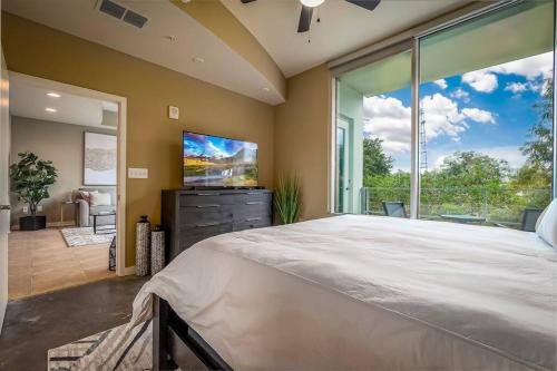 a large bedroom with a large bed and a large window at Stunning & Luxurious 2Bed 2Bath Open floor plan in Orlando