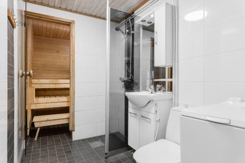 Koupelna v ubytování Talvijärven Helmi