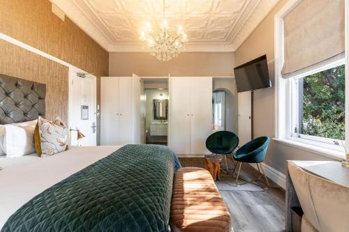 En eller flere senge i et værelse på Cloud 9 Boutique Hotel and Spa