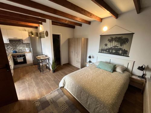 a bedroom with a bed and a kitchen at Casa El Mirador B in Mácher
