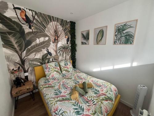 Postel nebo postele na pokoji v ubytování STUDIO JUNGLE - HYPEr CENTRE LORIENT