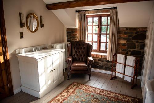 Fotografie z fotogalerie ubytování 5 Star Romantic Rose Cottage with Roll-Top Bath v destinaci Lisburn