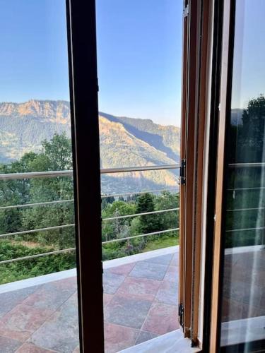 an open window with a view of a mountain view at Villa Psarro Elato in Stournaraíïka