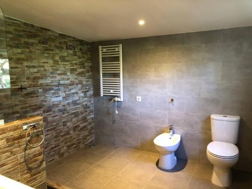 a bathroom with a toilet and a shower at Herdade das Coutadas by Portus Alacer in Portalegre