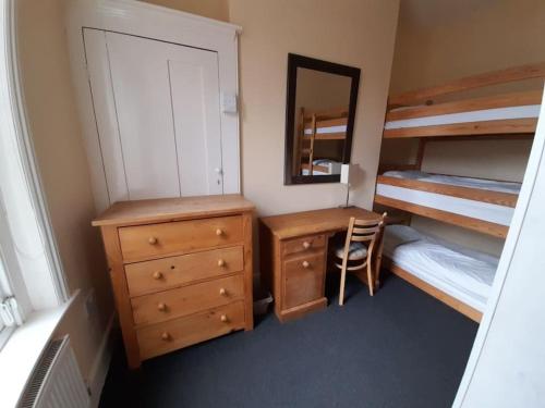 1 dormitorio con literas, escritorio y silla en Upwey, en Weymouth