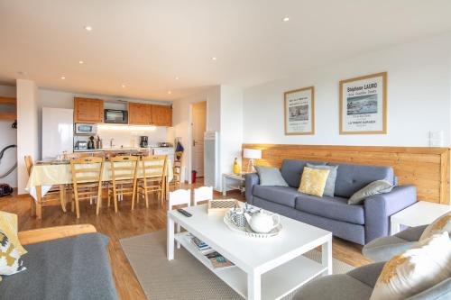 un salon avec un canapé et une table dans l'établissement Le Pichu - Appt avec vue montagne, à Chamrousse