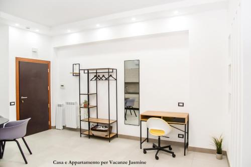 a room with a mirror and a table and chairs at Casa e Appartamento per Vacanze JASMINE in Rome