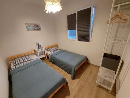 Ένα ή περισσότερα κρεβάτια σε δωμάτιο στο Vrsi Bay Apartments