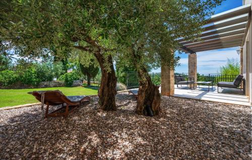 Κήπος έξω από το Amazing Home In Golas With Wifi