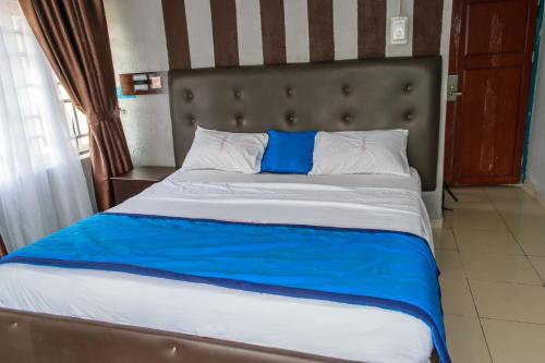 Postel nebo postele na pokoji v ubytování Lekota Springs Hotel