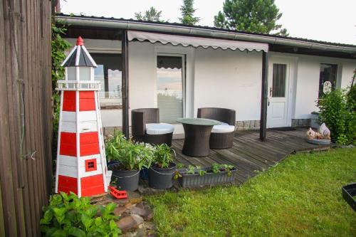 un faro rosso e bianco appoggiato su un ponte di Ferienwohnung kleine Koje a Kröslin