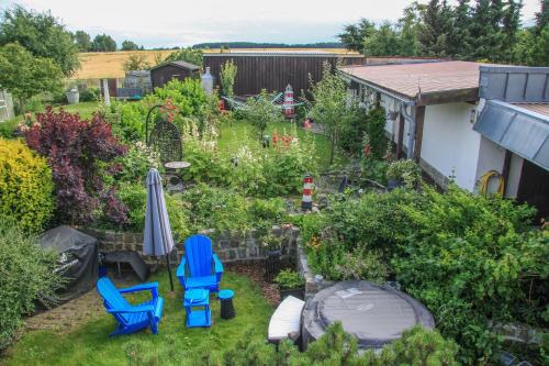 una vista aerea su un giardino con sedie e ombrellone di Ferienwohnung kleine Koje a Kröslin
