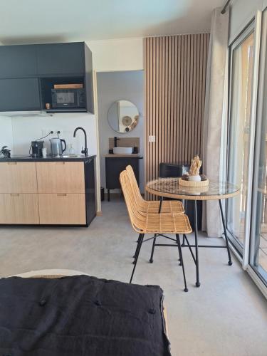 a living room with a table and a kitchen at TINY HOUSE avec piscine "La Bernadette" villa Sisyphe in Le Thoronet