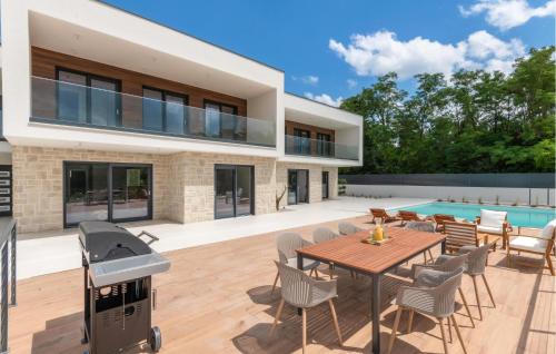an image of a backyard with a barbecue and a house at Cozy Home In Kamen Most in Kamenmost