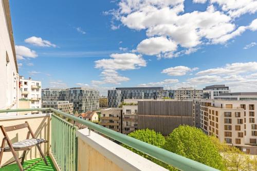 un balcon avec vue sur la ville dans l'établissement Southern Paris - Near Metro Line 4, à Bagneux