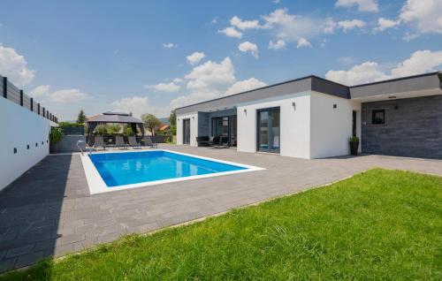 Gorgeous Home In Donji Prolozac