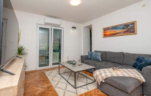 Χώρος καθιστικού στο Cozy Home In Prolozac Donji With Wifi