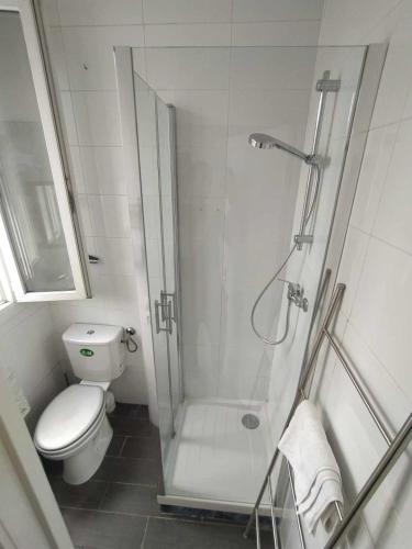 une salle de bain blanche avec douche et toilettes dans l'établissement Studio équipé Cosy - Mairie Saint-Ouen, à Saint-Ouen