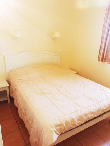 a bedroom with a white bed in a room at Petit cocon en Provence in Mallemort