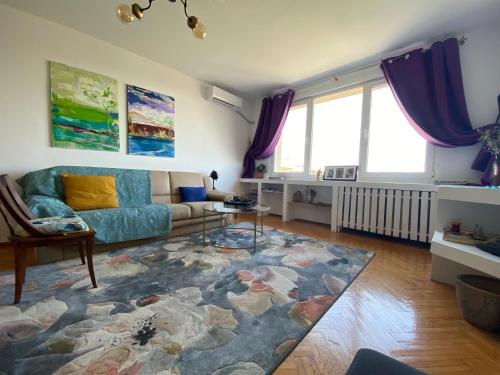 una sala de estar con un sofá y una alfombra en The Dome, Sala Palatului, walking distance to the Old town, en Bucarest