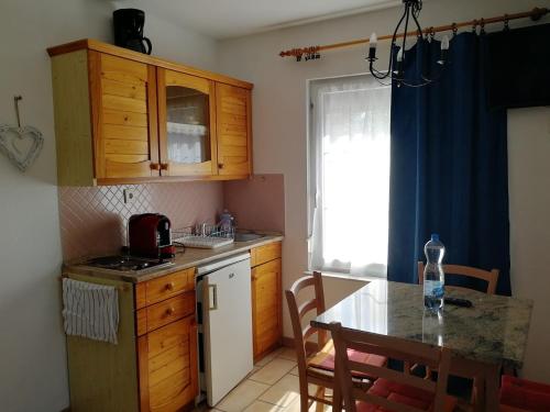 Gallery image of Fészek Apartmanház in Vonyarcvashegy