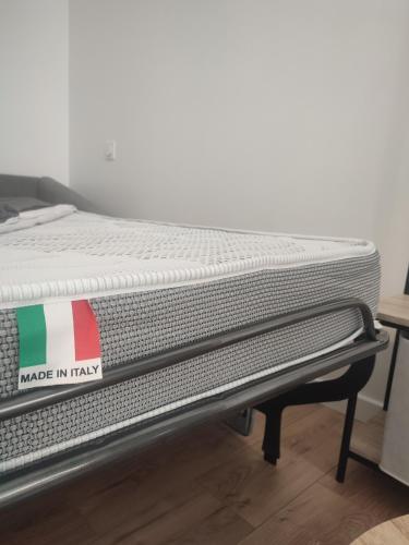 un matelas assis au-dessus d'un cadre de lit dans l'établissement Studio avec patio en centre-ville, à Pontivy