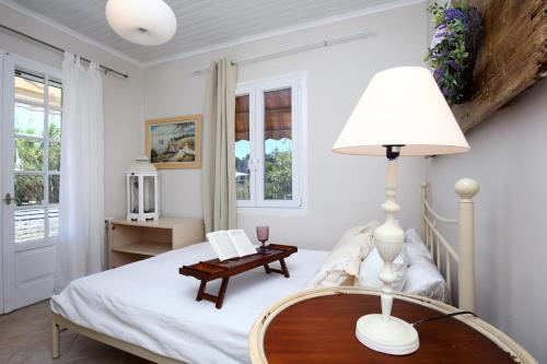 a bedroom with a bed with a table and a lamp at Ailanto in Lygia
