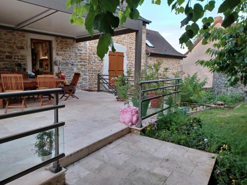 un patio avec une table et des chaises dans une cour dans l'établissement Chambre la cozanne, à Cheilly-lès-Maranges