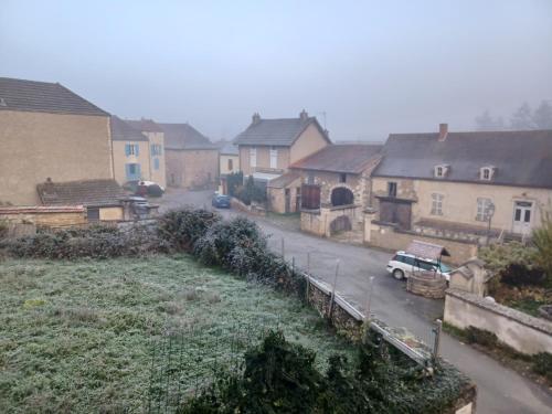 - une vue sur un village avec des maisons et une rue dans l'établissement Chambre la cozanne, à Cheilly-lès-Maranges