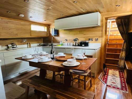 Unique Houseboat Experience I Central City Break photo 14