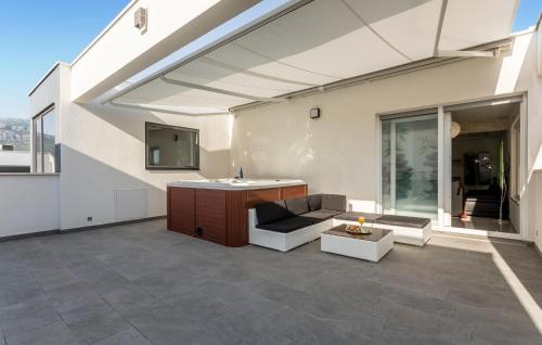 una sala de estar con un sofá y una mesa en Cozy Apartment In Strozanac With Wifi, en Strožanac