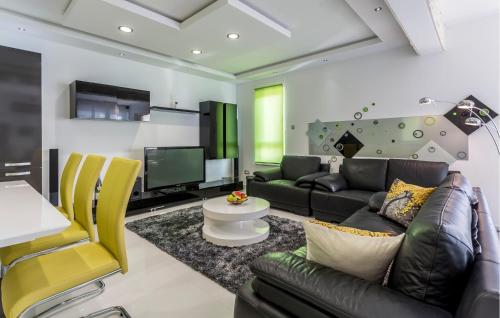 Una sala de estar con un sofá y un televisor en Cozy Apartment In Strozanac With Wifi, en Strožanac