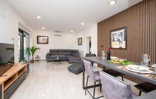 O zonă de relaxare la Nice Apartment In Brodarica With Sauna