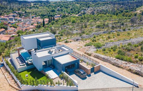 eine Luftansicht eines großen Hauses mit Auffahrt in der Unterkunft Cozy Home In Sibenik With Sauna in Šibenik
