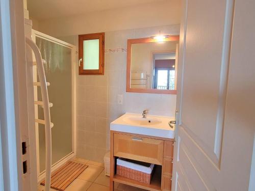 une salle de bain avec un lavabo et un miroir dans l'établissement Duplex 8pers avec Balcon Sud, Cheminée, WIFI Gratuit - Animaux admis - Parking & Ménage en option - FR-1-393-63, à Saint-Michel-de-Chaillol