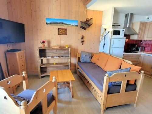 une chambre avec un lit et une table dans une cuisine dans l'établissement Duplex 8/9 pers avec terrasse Sud, proche pistes, Wi-Fi, animaux OK, parking + options - FR-1-393-92, à Saint-Michel-de-Chaillol