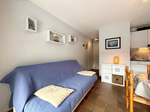 - une chambre avec un lit bleu dans l'établissement Appartement 2 pièces avec jardin, proche plage de Beaumer, Carnac - 4 pers. - FR-1-377-19, à Carnac