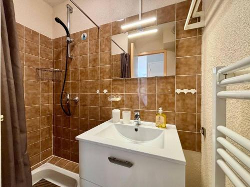 une salle de bain avec un lavabo et une douche dans l'établissement Appartement 2 pièces avec jardin, proche plage de Beaumer, Carnac - 4 pers. - FR-1-377-19, à Carnac