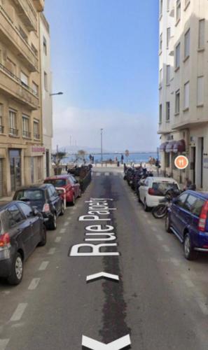 une rue avec des voitures garées sur le bord de la route dans l'établissement Appartement plage Catalan, à Marseille