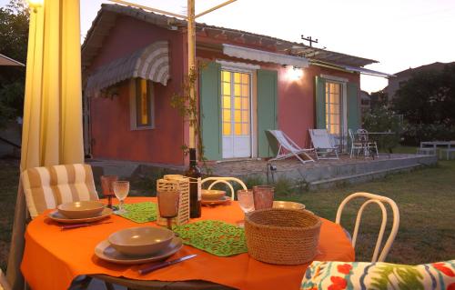 a table with an orange table cloth on top of a house at Ailanto in Lygia