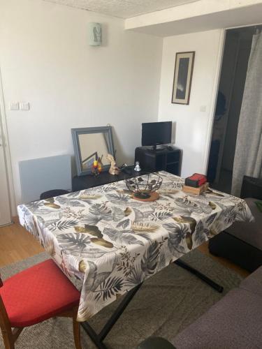 a table with a table cloth on it in a room at Petit logement confortable dans le Gers in Mirepoix