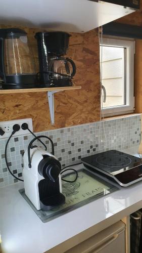 La cuisine est équipée d'un grille-pain et d'une cuisinière. dans l'établissement Studio du 44, à Poitiers