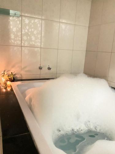 a bath tub filled with lots of snow at Pousada Cardeal Mota in Serra do Cipo